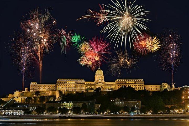 Cruzeiro de jantar de Budapeste com exposição festiva de fogos de artifício