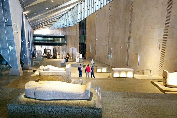 フルガダからカイロへの小グループ日帰り旅行：ピラミッド、ランチ＆GEM