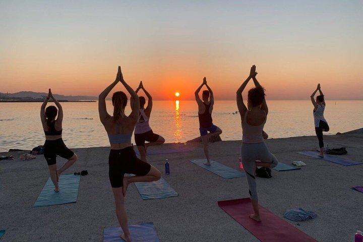 Yoga and Sailing Experience with Healthy Brunch in Barcelona