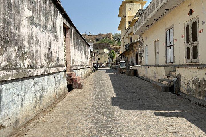 アメルの探検 : 砦と隠れた路地を巡るセルフガイドツアー