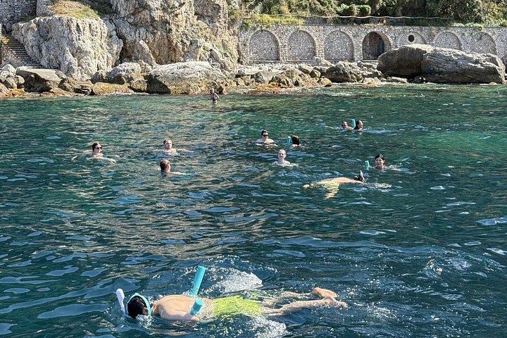 ポジターノまたはプライアーノからカプリ島への小グループ日帰り旅行