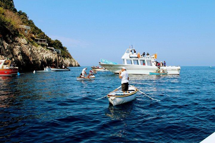 ポジターノまたはプライアーノからカプリ島への小グループ日帰り旅行