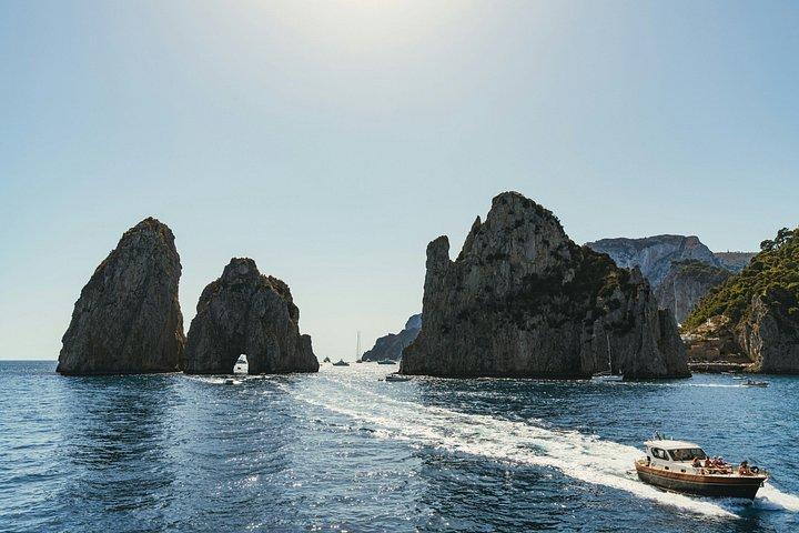 ポジターノまたはプライアーノからカプリ島への小グループ日帰り旅行