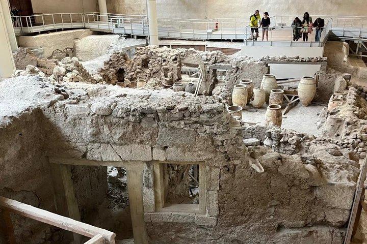 Explora la ciudad prehistórica de Akrotiri con guía (salta las colas)