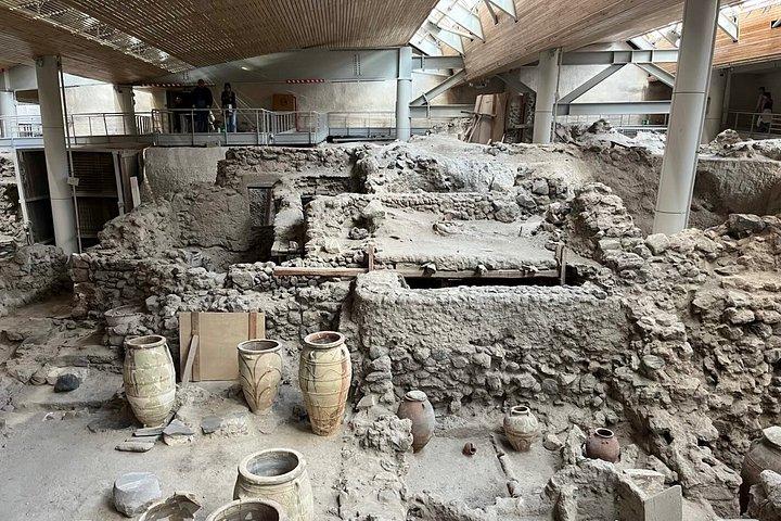 ガイドと先史時代のアクロティリの町を探索（列をスキップ）