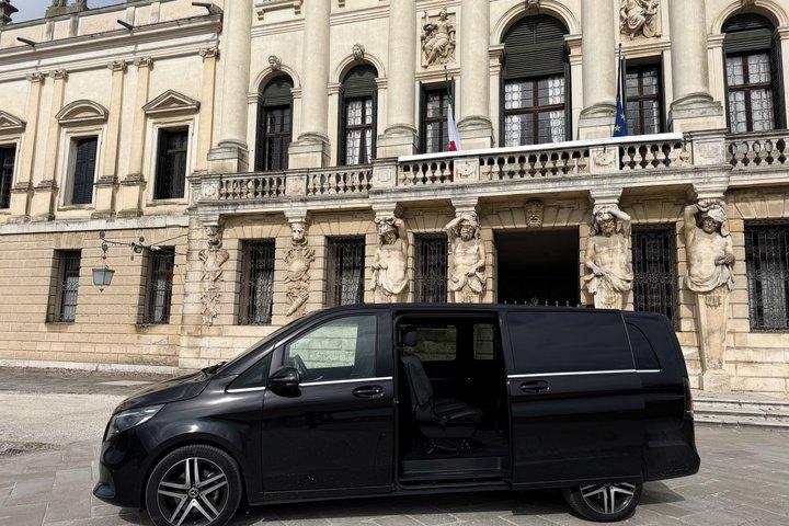Privater Transfer vom Flughafen Venedig nach Venedig oder Mestre