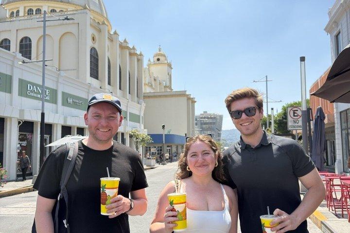 若いサルバドル人と一緒にサンサルバドルを探検する