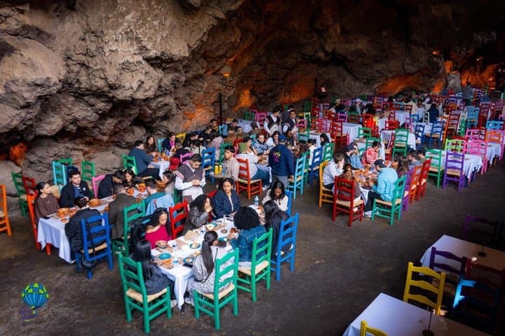 Hot air Balloon ride in Teotihuacan & breakfast in “La Gruta”