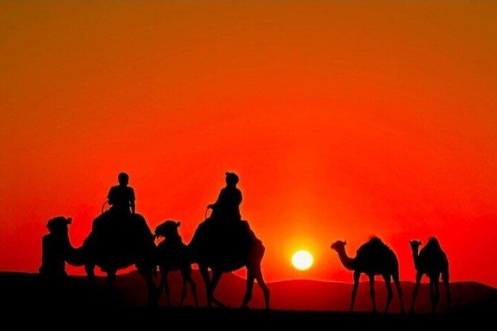 Agafay Desert Sunset Marrakech Tour mit Kamelritt und Abendessen