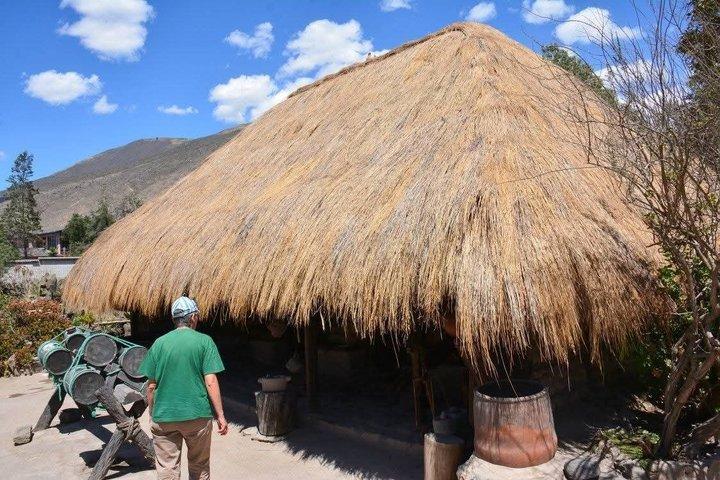キト植民地時代ツアー - パネシージョ、ケーブルカー、そして世界の中心。
