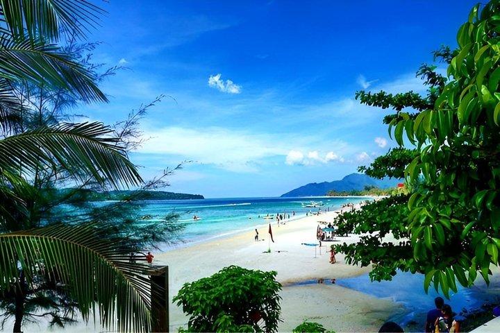Tour condiviso delle mangrovie Langkawi Kilim con spiaggia a due facce