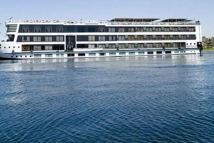 アスワンからルクソールへのナイルクルーズ2泊3日観光付き