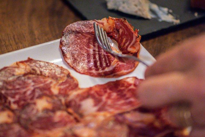 Tapas and Wine Experience in Gràcia