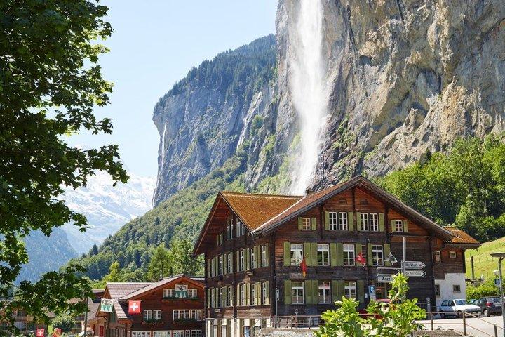 インターラーケン発グリンデルヴァルトとラウターブルンネンガイド付き日帰り旅行