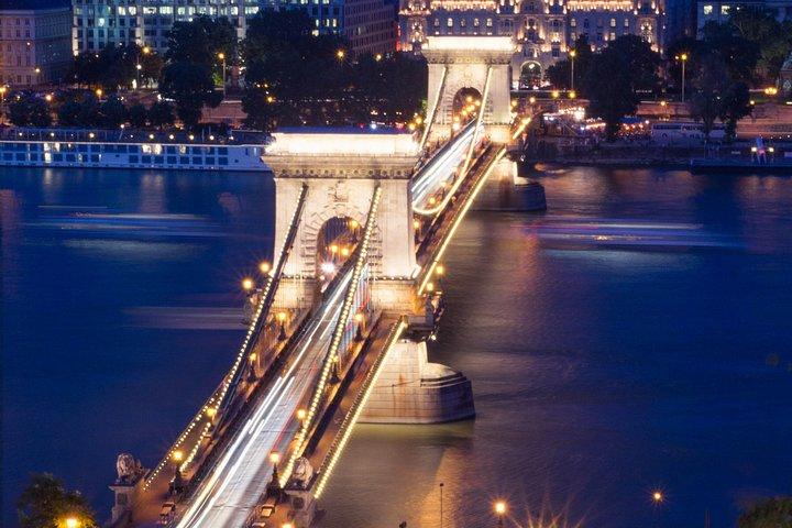 マティアス教会と歴史的なブダ城ツアー