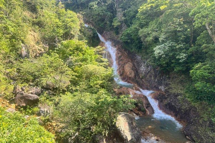 ナマケモノ観察、ミラバジェス火山、温泉、隠れた滝