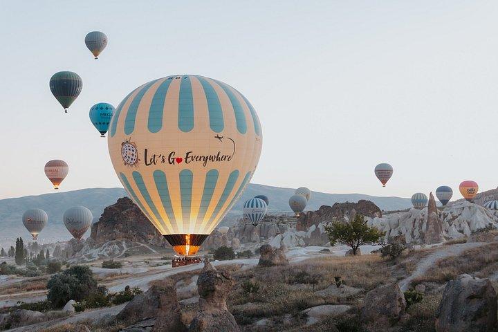 カッパドキアのフェアリーキミニーズ上空のバルーンツアー。