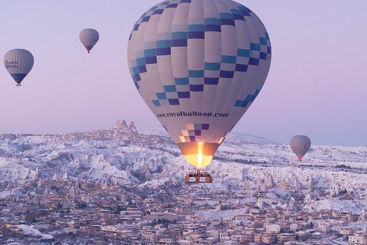 カッパドキアのフェアリーキミニーズ上空のバルーンツアー。