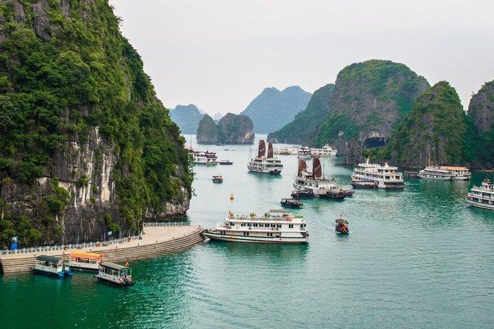 Excursão privada de dia inteiro de Ha Long Bay a partir de Hanói | Kayaking & Caves