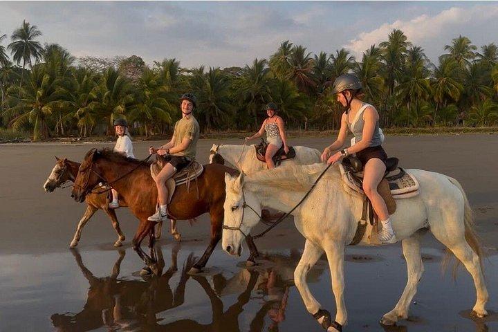 ジャコ近郊のエステリーリョスのビーチを乗馬