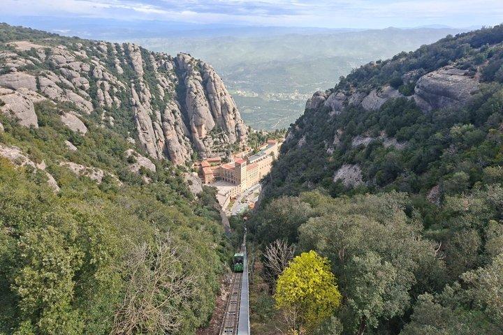 モンセラートのケーブルカーとトップ鉄道のプライベートツアー