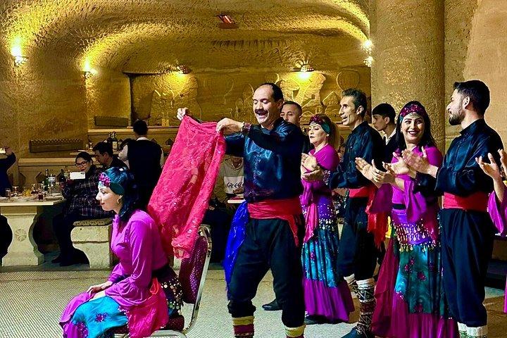 伝統的なトルコ料理のディナーとトルコナイトショー