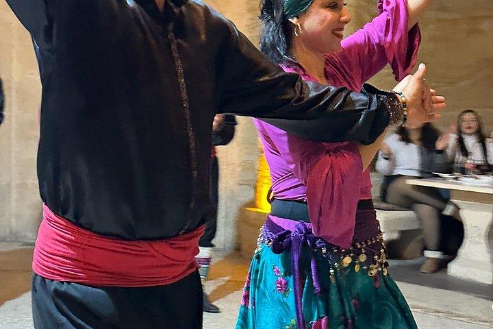 伝統的なトルコ料理のディナーとトルコナイトショー
