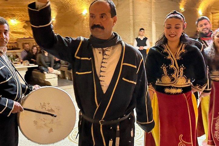 伝統的なトルコ料理のディナーとトルコナイトショー
