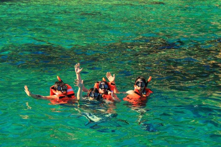 Tour in barca per lo snorkeling con guida, bevande e frutta