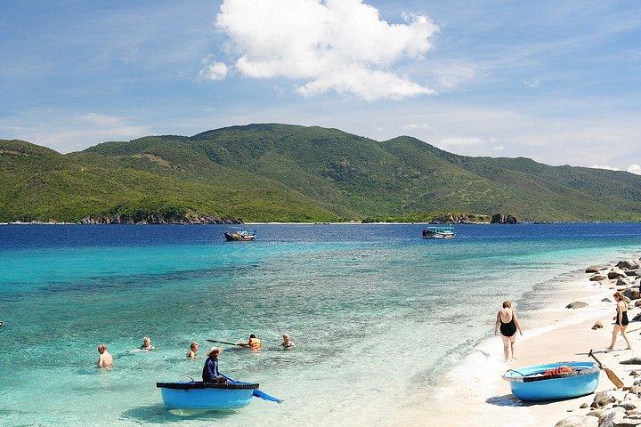 ニャチャン ビーチBBQ＆リラクゼーション付きシュノーケリング釣り旅行
