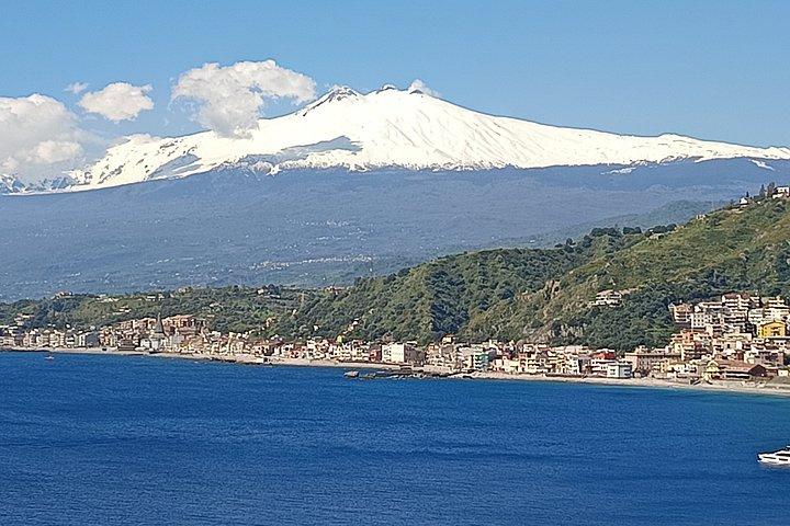 ワイナリーでのワインテイスティングとランチ付きのエトナ山プライベートツアー