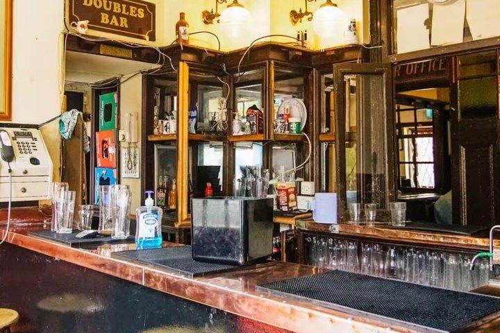 Liverpool Historic Pub Walk : Local Stories & Small Groups (リバプール・ヒストリック・パブ・ウォーク : ローカル・ストーリーズ&スモール・グループ)