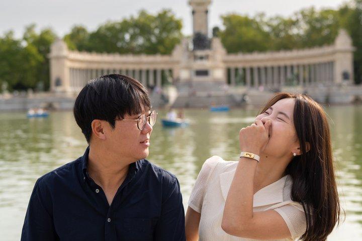 マドリードのプロの写真家とレティーロ公園で写真撮影