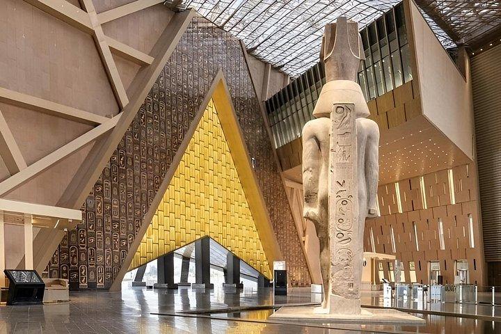 大エジプト博物館とギザのピラミッドツアー