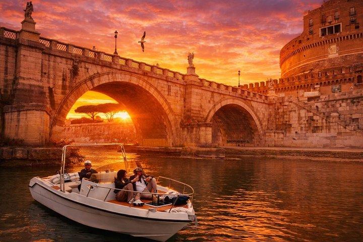 Crociera privata in barca sul Tevere con aperitivo nel cuore di Roma
