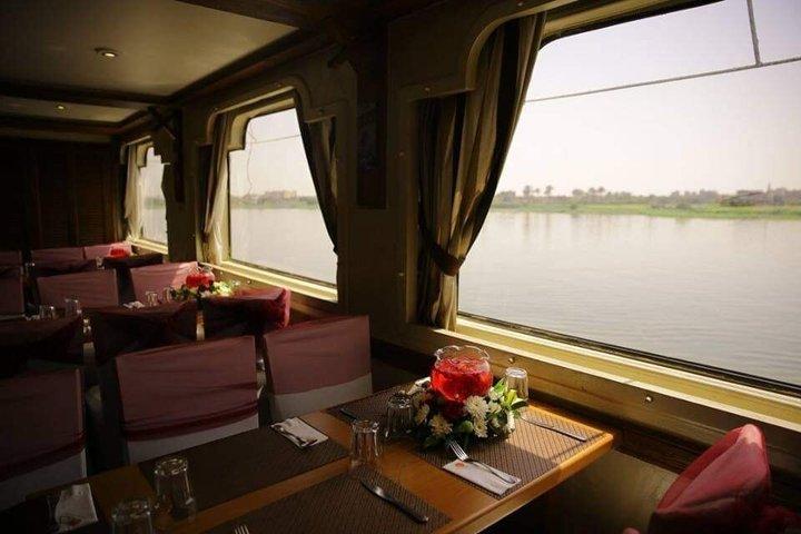 Crucero por el Nilo en El Cairo con bufé y espectáculo