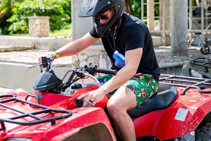 モンテゴベイジャマイカのバンブーラフティングとATV
