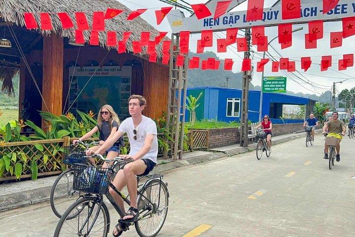 猫バ国立公園のトレッキングとサイクリング全日ツアー