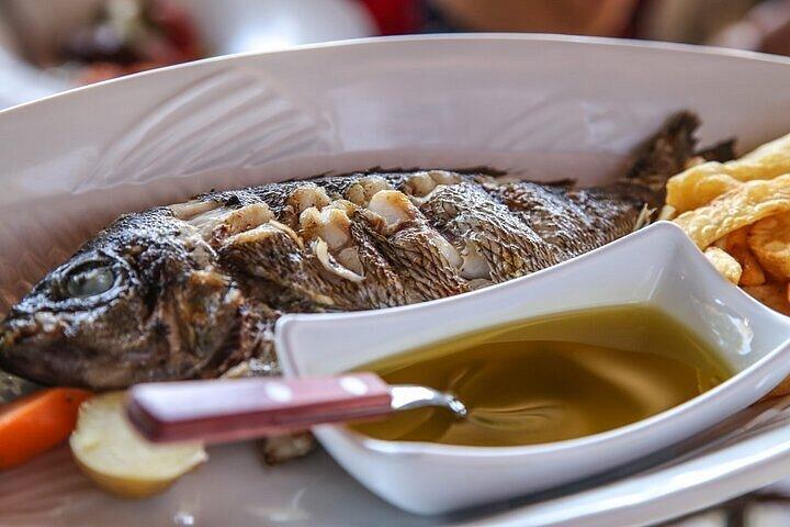 サントリーニ島、本格ギリシャランチ付き少人数ツアーハイライト