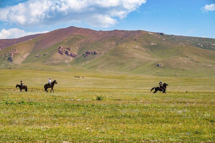 遊牧民の乗馬とユルト滞在としてのキルギス、ソンクル湖
