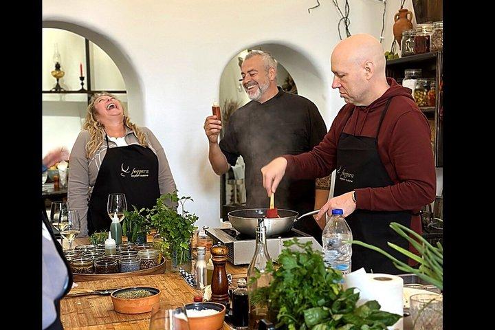 Aula de culinária em casa de caverna tradicional em Santorini!