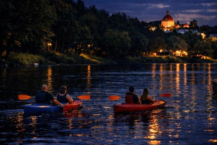 Excursión en kayak por la noche al atardecer de Vilna en el Parque Regional Verkiu