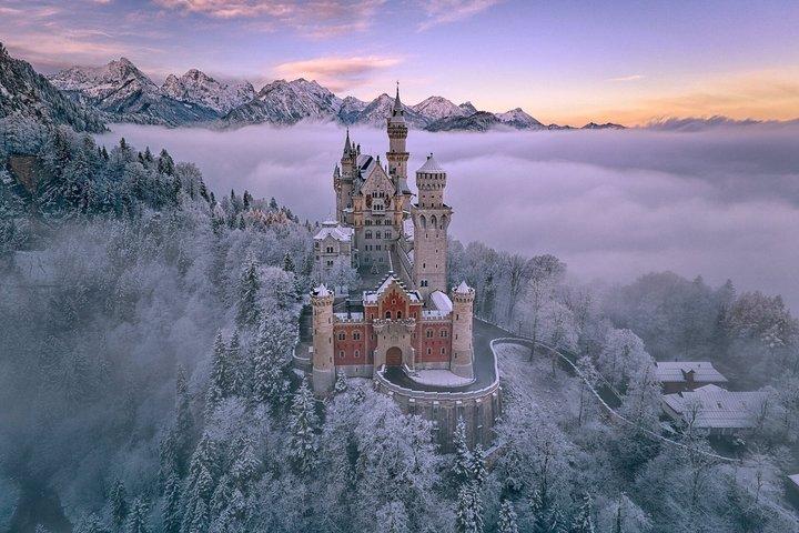 Visita guiada ao Castelo de Neuschwanstein com ingressos sem fila e transporte incluído.