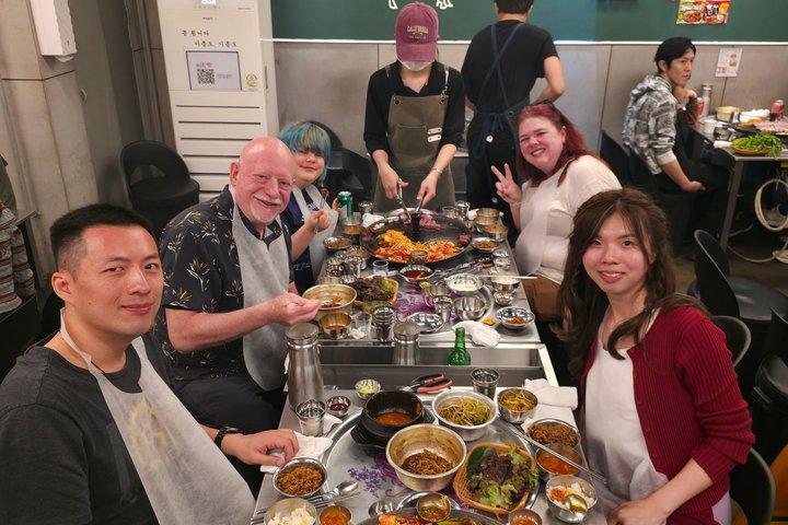 Koreansk grill med folk i Busan