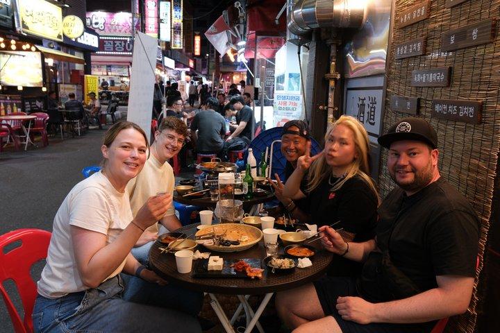 Koreansk grill med folk i Busan