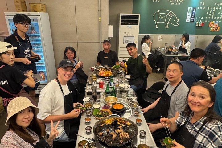 Koreansk grill med folk i Busan
