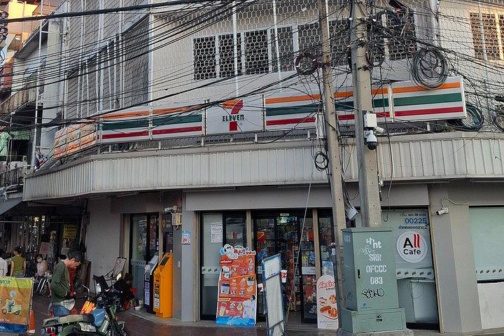 楽しいトゥクトゥクと屋台料理バンコク旧市街でのディナー