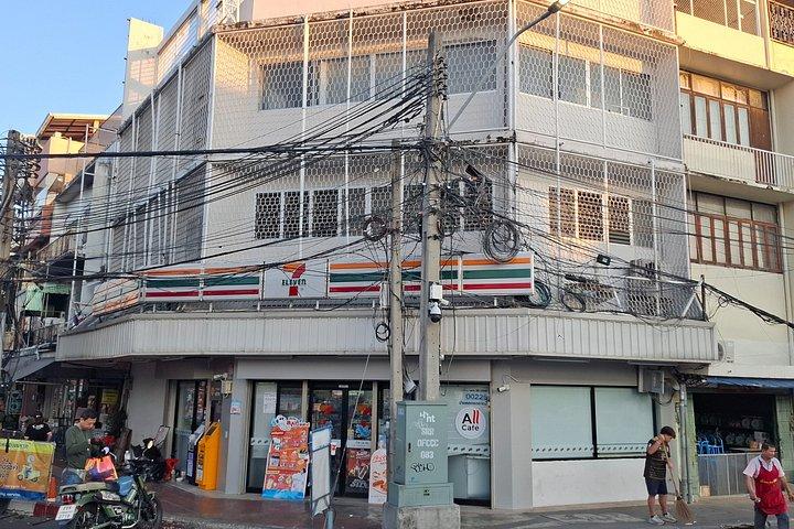 楽しいトゥクトゥクと屋台料理バンコク旧市街でのディナー