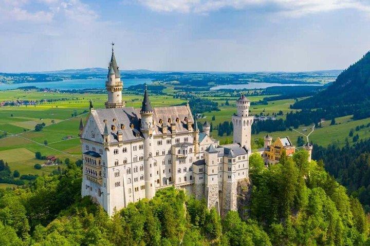 Visita guiada ao Castelo de Neuschwanstein com ingressos sem fila e transporte incluído.