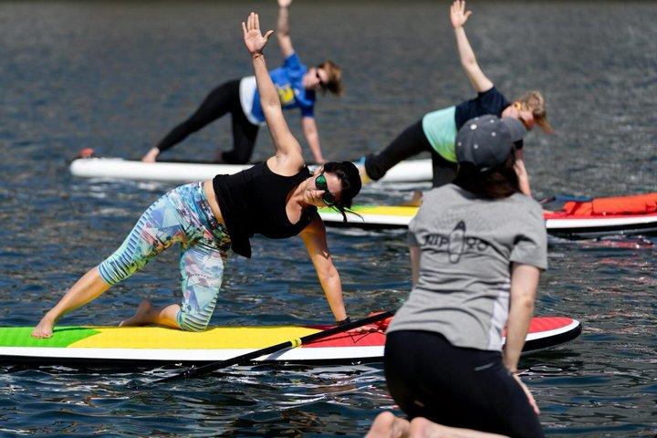 Lezione di Yoga con Paddleboard Guidato a Boston
